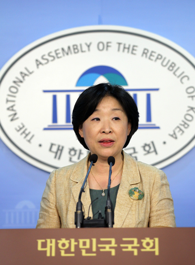 <YONHAP PHOTO-1232> 통합진보당 원내대표로 선출된 심상정 (서울=연합뉴스) 이지은 기자 = 통합진보당 원내대표로 선출된 심상정 의원이 10일 오후 서울 여의도 국회 정론관에서 기자회견을 하고 있다. 2012.7.10 jieunlee@yna.co.kr/2012-07-10 16:56:51/ <저작권자 ⓒ 1980-2012 ㈜연합뉴스. 무단 전재 재배포 금지.>
Rep. Sim Sang-jeung addresses a news conference Tuesday after being elected the new floor leader of the Unified Progressive Party.  Yonhap News