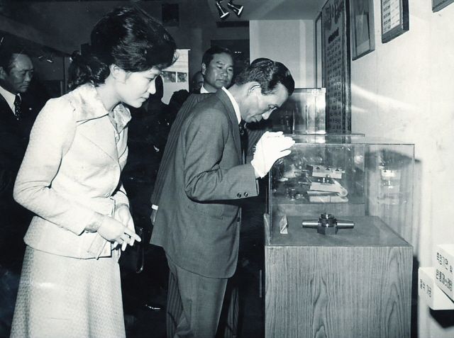 박근혜, 새누리당 국회의원/Park stakes her claim to make history
