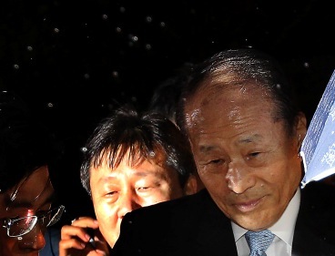 President`s elder brother and former lawmaker Lee Sang-deuk leaves the Supreme Prosecutor`s Office on Tuesday. (Yonhap News)