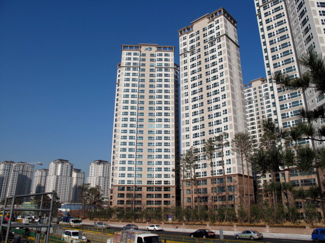 수도권을 중심으로 중대형 평형의 매매가격 하락폭이 커지는 가운데 강남 랜드마크급 아파트들은 오히려 중소형 가격이 더 떨어지고 대형이 강세를 유지하는 등 확연히 다른 모습을 보이고 있다. 사진은 서초구 반포자이 아파트.