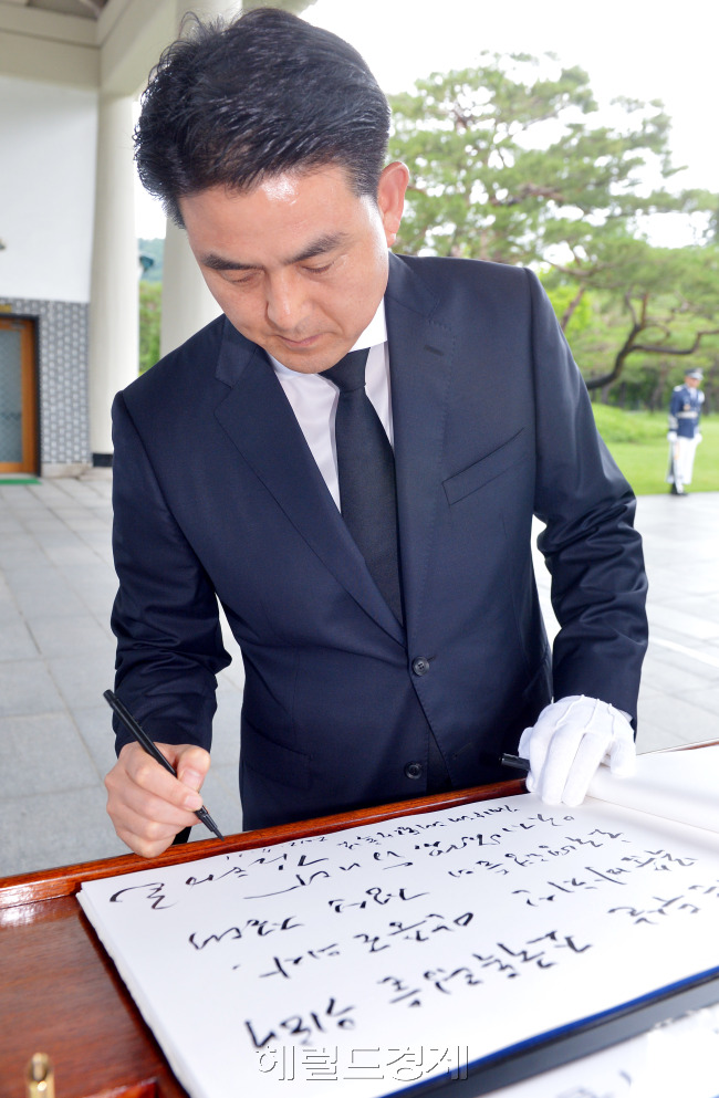 경남지사 출신인 새누리당 김태호 의원이 11 일 서울  남산공원 안중근 기념관에서 대선후보 출정식에 앞서 서울 동작동 국립현충원을 참배하고 있다. 박현구 기자phko@heraldm.com 2012.07.11