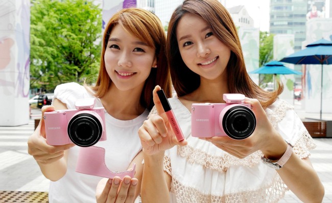 <사진>삼성 NX1000핑크 바비브라운과 만나다
