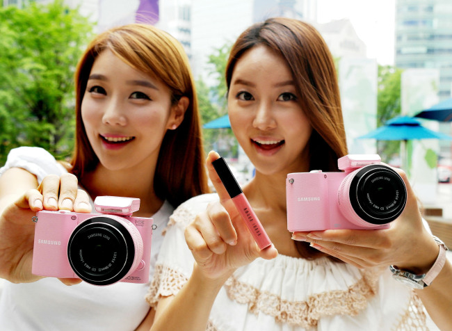 <사진>삼성 NX1000핑크 바비브라운과 만나다