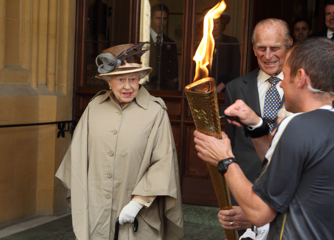 <YONHAP PHOTO-0366> Britain's Queen Elizabeth II and Prince Philip look at the Olympic Flame at Windsor Castle, Windsor, england Tuesday July 10, 2012. (AP Photo/Steve Parsons/Pool)/2012-07-11 05:56:52/ <저작권자 ⓒ 1980-2012 ㈜연합뉴스. 무단 전재 재배포 금지.>
Queen Elizabeth II and Prince Philip look at the Olympic flame on Tuesday.  AP-Yonhap News
Queen Elizabeth II and Prince Philip look at the Olympic flame on Tuesday.  AP-Yonhap News