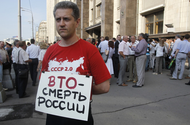 <YONHAP PHOTO-1588> A Communist supporter pickets parliament headquarters with a poster reading: "WTO is Death for Russia" in Moscow, Russia, Tuesday, July 10, 2012. Russia's parliament is due to ratify an agreement for Russia to join the World Trade Organization in a move that will push Moscow to open up its economy. (AP Photo/Misha Japaridze)/2012-07-10 20:55:45/ <저작권자 ⓒ 1980-2012 ㈜연합뉴스. 무단 전재 재배포 금지.>
A communist supporter pickets parliament headquarters with a poster reading: “WTO is death for Russia” in Moscow on Tuesday.  AP-Yonhap News