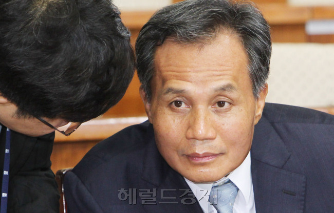 11일 국회에서 열린  대법관 인사청문회에서 김병화 후보가 선서를 하고 있다. 박현구 기자phko@heraldm.com 2012.07.11
11일 국회에서 열린  대법관 인사청문회에서 김병화 후보가 선서를 하고 있다. 박현구 기자phko@heraldm.com 2012.07.11
11일 국회에서 열린  대법관 인사청문회에서 김병화 후보가 선서를 하고 있다. 박현구 기자phko@heraldm.com 2012.07.11