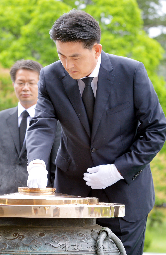 경남지사 출신인 새누리당 김태호 의원이 11 일 서울  남산공원 안중근 기념관에서 대선후보 출정식에 앞서 서울 동작동 국립현충원을 참배하고 있다. 박현구 기자phko@heraldm.com 2012.07.11