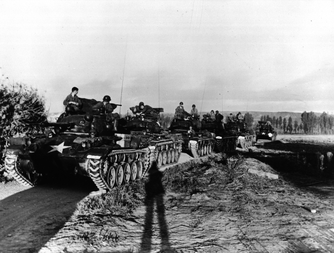 The National Archives of Korea unveils a photo of a U.S. tank unit taken in 1951 on June 24 in Seoul during an event to mark the 62nd anniversary of the outbreak of the Korean War.      (NAK)