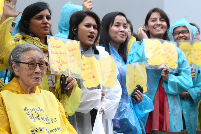 Civil activists from Asian countries participate in a weekly rally in front of the Japanese Embassy in Seoul on Wednesday in support of women who were forced into sex slavery for Japanese soliders during World War II.    Yonhap News