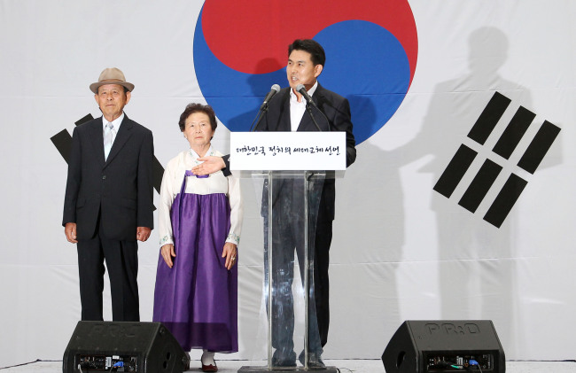 Rep. Kim Tae-ho of the ruling Saenuri Party introduces his parents to the public as he announces his presidential bid at the Ahn Jung-geun Memorial Hall, central Seoul, on Wednesday.  Yonhap News