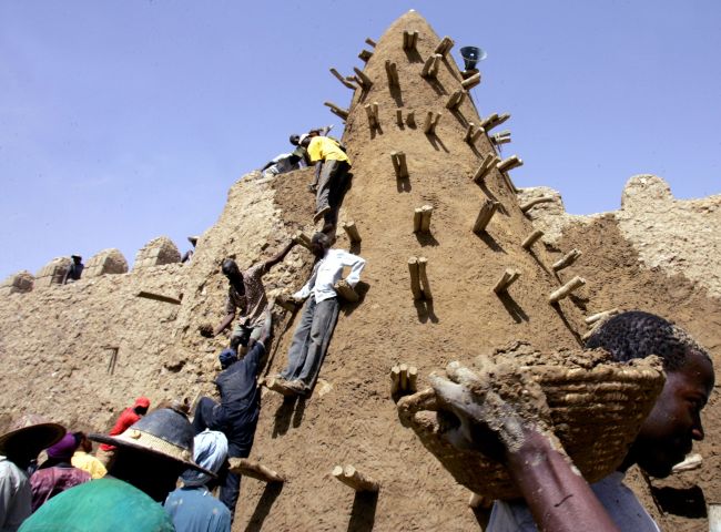 Residents of Timbuktu restore the City of 333 Saints’ Great Mosque April 10, 2006 prior to the Maouloud festival, marking the birth of the Muslim Prophet Mohammed.  (AFP-Yonhap News)
