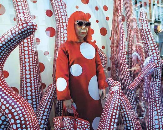 A wax model of Japanese artist Yayoi Kusama is displayed in the
windows of Louis Vuitton’s flagship Fifth Avenue store in New York,
on Tuesday. (AP-Yonhap News)