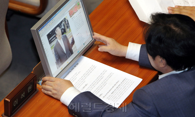 통합진보당 이석기 의원이 11일 국회 본회의장에서 이상득 전의원을 보고 있다. 박현구 기자phko@heraldm.com 2012.07.11
통합진보당 이석기 의원이 11일 국회 본회의장에서 이상득 전의원을 보고 있다. 박현구 기자phko@heraldm.com 2012.07.11