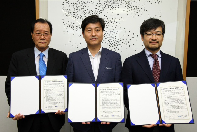 <YONHAP PHOTO-1849> 성북구, 지역 우수기업과 일자리 창출에 팔 걷어! (서울=연합뉴스) 성북구가 2012년도 상반기 서울시 일자리 창출 우수기업으로 선정된 서울척병원 및 선진비엠과 11일 구민 일자리 창출을 위한 업무협약을 체결했다. 사진 오른쪽부터 김동윤 서울척병원 대표원장, 김영배 성북구청장, 송천곤 선진비엠 회장이 기념사진을 찍고 있다. 2012.7.11. << 성북구 >> photo@yna.co.kr/2012-07-11 18:28:48/ <저작권자 ⓒ 1980-2012 ㈜연합뉴스. 무단 전재 재배포 금지.>
<YONHAP PHOTO-1849> 성북구, 지역 우수기업과 일자리 창출에 팔 걷어! (서울=연합뉴스) 성북구가 2012년도 상반기 서울시 일자리 창출 우수기업으로 선정된 서울척병원 및 선진비엠과 11일 구민 일자리 창출을 위한 업무협약을 체결했다. 사진 오른쪽부터 김동윤 서울척병원 대표원장, 김영배 성북구청장, 송천곤 선진비엠 회장이 기념사진을 찍고 있다. 2012.7.11. << 성북구 >> photo@yna.co.kr/2012-07-11 18:28:48/ <저작권자 ⓒ 1980-2012 ㈜연합뉴스. 무단 전재 재배포 금지.>
<YONHAP PHOTO-1849> 성북구, 지역 우수기업과 일자리 창출에 팔 걷어! (서울=연합뉴스) 성북구가 2012년도 상반기 서울시 일자리 창출 우수기업으로 선정된 서울척병원 및 선진비엠과 11일 구민 일자리 창출을 위한 업무협약을 체결했다. 사진 오른쪽부터 김동윤 서울척병원 대표원장, 김영배 성북구청장, 송천곤 선진비엠 회장이 기념사진을 찍고 있다. 2012.7.11. << 성북구 >> photo@yna.co.kr/2012-07-11 18:28:48/ <저작권자 ⓒ 1980-2012 ㈜연합뉴스. 무단 전재 재배포 금지.>