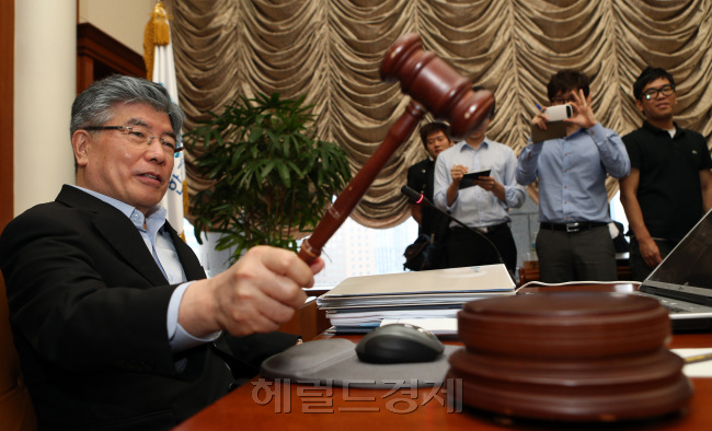 '금통위 시작합니다'<br />김중수 한국은행 총재가 12일 오후 서울 소공동 한국은행에서 열린 금융통화위원회 회의에서 의사봉을 두드리고 있다.정희조기자.checho@- 2012.7.12
김중수 한국은행 총재가 12일 서울 소공동 한국은행에서 열린 금융통화위원회 회의에서 의사봉을 두드리고 있다. 금통위는 이날 기준금리를 3.0%로 0.25%포인트 내렸다. 이는 지난해 6월 이후 13개월 만의 인하다. 정희조 기자/checho@heraldm.com