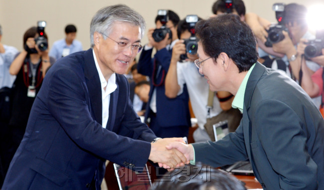 12일 박근혜 문재인 후보가 속한 기획재정위 전체회의에 참석한 정두언 의원  . 박현구 기자phko@heraldm.com 2012.07.12
12일 박근혜 문재인 후보가 속한 기획재정위 전체회의에 참석한 정두언 의원  . 박현구 기자phko@heraldm.com 2012.07.12
12일 박근혜 문재인 후보가 속한 기획재정위 전체회의에 참석한 정두언 의원  . 박현구 기자phko@heraldm.com 2012.07.12
문재인 민주통합당 대선 경선 후보가 12일 오전 국회에서 열린 기획재정위 전체회의에서 정두언 새누리당 의원과 악수하고 있다. 앞서 문 후보 측은 정 의원의 체포동의안 부결에 대해 “(새누리당이) 지금까지 애기해왔던 특권 포기가 빈말이 아니었냐”고 꼬집었다.  박현구 기자/phko@