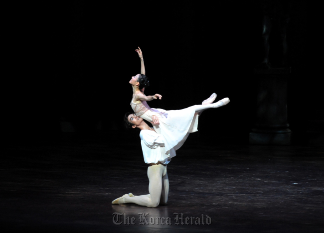 UBC dancers Ahn Ji-eun (right) and Rhee Hyon-jun star in Kenneth Macmillan’s “Romeo and Juliet” in Seoul on Tuesday. UBC