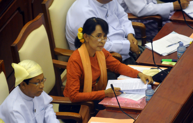 <YONHAP PHOTO-2162> Myanmar Opposition leader Aung San Suu Kyi, center, attends a regular session of the parliament at Myanmar's Lower House in Naypyitaw Wednesday, July 11, 2012, in Naypyitaw, Myanmar. (AP Photo)/2012-07-11 22:19:21/ <저작권자 ⓒ 1980-2012 ㈜연합뉴스. 무단 전재 재배포 금지.>
Myanmar Opposition leader Aung San Suu Kyi (center) attends a regular session of the parliament at Myanmar’s Lower House in Naypyitaw on Wednesday.  AP-Yonhap News