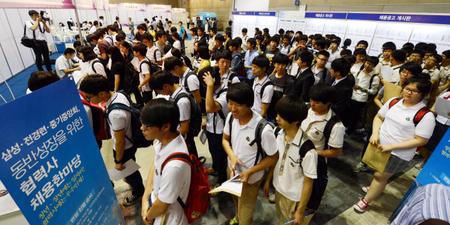 High school students attend a job fair co-hosted by Samsung Electronics and business organizations at KINTEX in Ilsan, Gyeonggi Province on July 4.    Chung Hee-cho/The Korea Herald