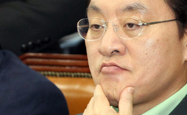 Rep. Chung Doo-un attends a parliamentary committee session on Thursday.   Yonhap News