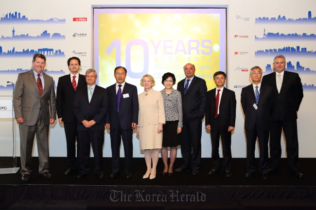 Korea Post president Kim Myong-ryong (third from right) poses with heads of postal offices from various countries, including CEO of France’s La Poste Jean-Paul Bailly (fourth from right) and U.S. Postmaster General Patrick Donahoe (first from left), during the 10th Kahala Posts Group CEO Meeting held on Wednesday in Paris, France. The leaders discussed how to enhance the competence of EMS in the international mail delivery market and ways to push a joint marketing system for sustainable growth.   (Korea Post)