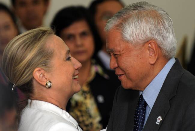 U.S. Secretary of State Hillary Clinton (left) hugs Philippine’s Foreign Minister Albert del Rosario during the ASEAN-U.S. ministrial meeting at the Peace Palace in Phnom Penh on Wednesday.  (AFP-Yonhap News)