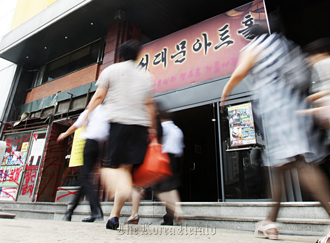 People walk past the Seodaemoon Art Hall, the last one-screen cinema in Korea, in Migeun-dong, Seoul, Tuesday.  Yonhap News
