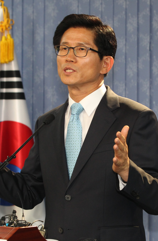 <YONHAP PHOTO-1158> 김문수, 경선 참여 "대선승리 위해 뛸 것" (서울=연합뉴스) 김주성 기자 = 김문수 경기지사가 12일 오후 여의도 새누리당 당사에서 대선후보 경선 출마를 공식 선언한 후 기자들의 질문에 답하고 있다. 2012.7.12 utzza@yna.co.kr/2012-07-12 15:37:53/ <저작권자 ⓒ 1980-2012 ㈜연합뉴스. 무단 전재 재배포 금지.>
Gyeonggi Province Governor Kim Moon-soo
