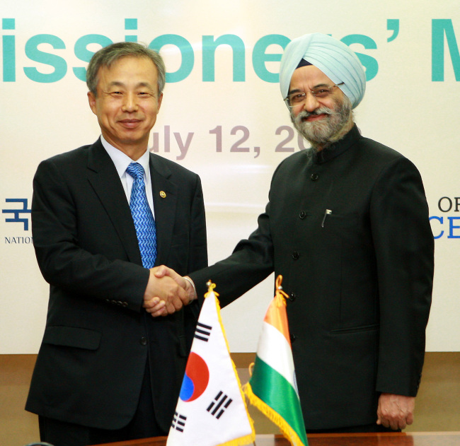 Korea’s National Tax Service chief Lee Hyun-dong (left) meets his Indian counterpart R.S. Gujral to discuss cooperation between the two sides at the NTS headquarters in Seoul on Thursday.       (NTS)