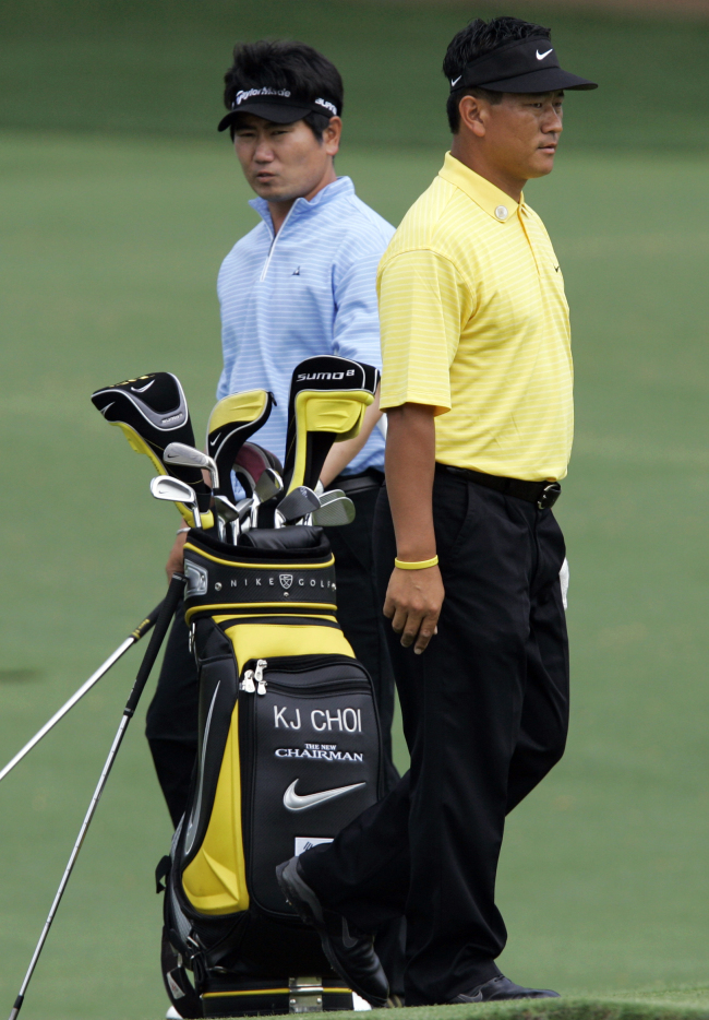 Yang Yong-eun (left) and Choi Kyung-ju
AP-Yonhap News