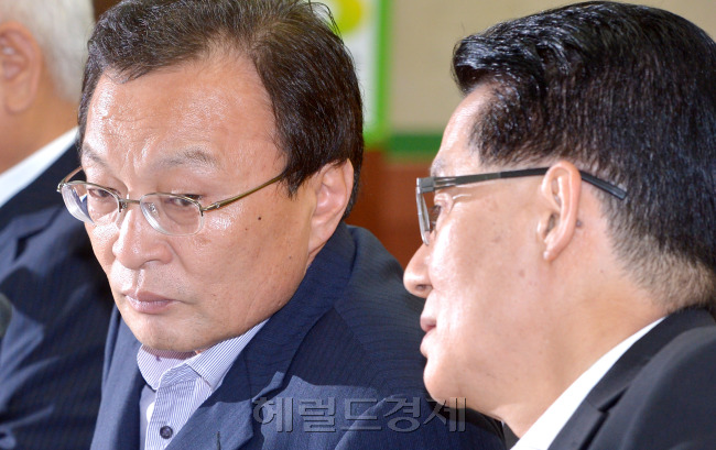 민주통합당 이해찬대표와 박지원 원내대표가 13일 서울 영등포 당사에서 고위정책회의를 주재하고 있다. 박현구 기자phko@heraldm.com 2012.07.13
이해찬 민주당 대표는 13일 열린 확대간부회의에서 “5ㆍ16은 군사 쿠데타라고 교과서에서 학생들에게 가르치는데 새누리당 박근혜 전 비대위원장이 대선 후보가 된다고 해서 쿠데타가 혁명으로 둔갑하고 있다”고 말했다.  박현구 기자/phko@