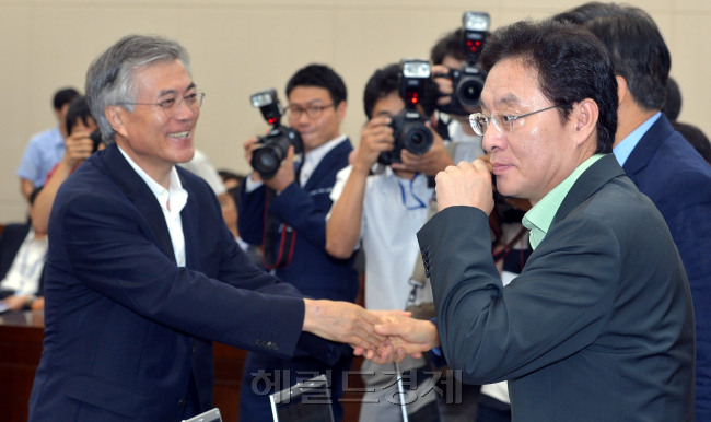 12일 박근혜 문재인 후보가 속한 기획재정위 전체회의에 참석한 정두언 의원  . 박현구 기자phko@heraldm.com 2012.07.12
12일 박근혜 문재인 후보가 속한 기획재정위 전체회의에 참석한 정두언 의원  . 박현구 기자phko@heraldm.com 2012.07.12
12일 박근혜 문재인 후보가 속한 기획재정위 전체회의에 참석한 정두언 의원  . 박현구 기자phko@heraldm.com 2012.07.12