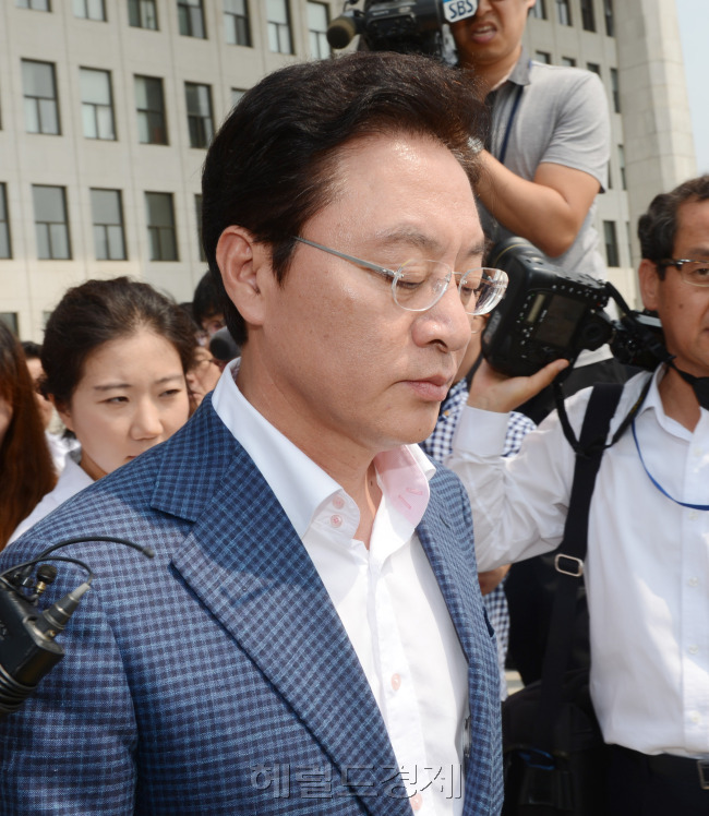 새누리당 정두언의원이  13일 국회 예결위장에서 열린 비공계 의원총회에 참석하고  갑자기 밖으로 나와 어디론가 가고 있다. 박현구 기자phko@