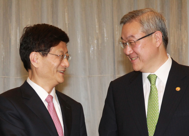 Foreign Minister Kim Sung-hwan (right) meets Chinese Public Security Minister Meng Jianzhu in Seoul on Friday.  Yonhap News