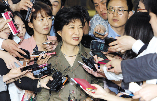 Park Geun-hye, presidential frontrunner of the Saenuri Party, is surrounded by reporters on Friday.(Park Hyun-koo/The Korea Herald)