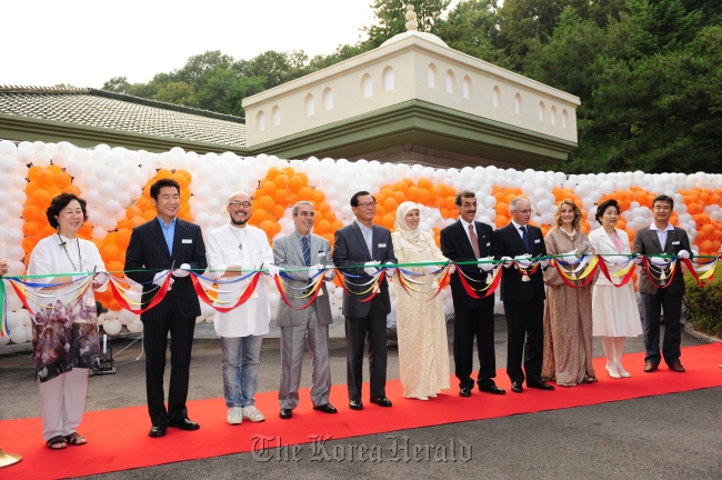 Algerian Ambassador Hocine Saharaoui (third from left), Tunisian Ambassador Ammar Amari (fifth from right) and Moroccan Ambassador Mohammed Chraibi (fourth from right) cut the ribbon for the Maghreb exhibit at the KOICA Global Village in Seongnam, Gyeonggi Province on Wednesday. KOICA