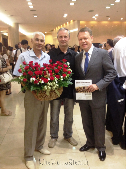 Ukrainian Ambassador Vasyl Marmazov (right), Khmelnytsky Academic Regional Symphony Orchestra Director Victor Pasieka (left) and conductor Serhii Leonoy pose after a gala concert celebrating the 20th anniversary of diplomatic ties with Korea, in Seoul on Wednesday Ukrainian Embassy