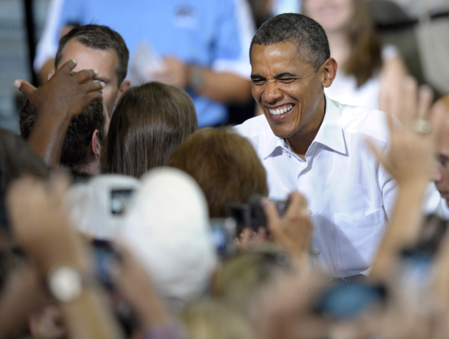 <YONHAP PHOTO-0233> President Barack Obama smiles as he shakes hands while walking to a stage to deliver remarks during a campaign event at Centreville High School in Clifton, Va., Saturday, July 14, 2012. (AP Photo/Cliff Owen)/2012-07-15 08:11:17/ <저작권자 ⓒ 1980-2012 ㈜연합뉴스. 무단 전재 재배포 금지.>
President Barack Obama smiles as he shakes hands while walking to a stage to deliver remarks during a campaign event at Centreville High School in Clifton, Virginia, Saturday.  AP-Yonhap News