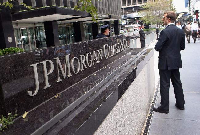 <YONHAP PHOTO-0348> NEW YORK, NY - JULY 13: A policeman stands outside JPMorgan Chase bank on Park Avenue in midtown Manhattan on July 13, 2012 in New York City. The bank, which reported its second-quarter results on Friday, disclosed that the losses on a credit bet could mount to more than $7 billion, as the nation??™s largest bank indicated that traders may have intentionally tried to conceal the extent of the loss. JPMorgan also said Friday that it would be forced to restate its first-quarter results. John Moore/Getty Images/AFP== FOR NEWSPAPERS, INTERNET, TELCOS & TELEVISION USE ONLY ==../2012-07-14 08:55:22/ <저작권자 ⓒ 1980-2012 ㈜연합뉴스. 무단 전재 재배포 금지.>
A policeman stands outside JPMorgan Chase bank on Park Avenue in midtown Manhattan in New York City on Friday.   AFP-Yonhap News
A policeman stands outside JPMorgan Chase bank on Park Avenue in midtown Manhattan in New York City on Friday.   AFP-Yonhap News