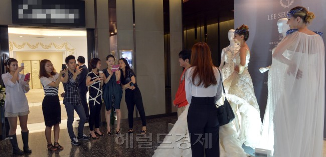 결혼정보회사 듀오에서 만든 듀오웨드는 15일 오전  서울 광진구 쉐라톤 그랜드 워커힐 호텔에서 제15회 듀오 웨딩페어를 열고 시스루, 비키니 드레스 등 이색 웨딩드레스를 선보여 눈길을 끌고 있다.<br />김명섭 기자 msiron@
결혼정보회사 듀오에서 만든 듀오웨드는 15일 오전  서울 광진구 쉐라톤 그랜드 워커힐 호텔에서 제15회 듀오 웨딩페어를 열고 시스루, 비키니 드레스 등 이색 웨딩드레스를 선보여 눈길을 끌고 있다.
김명섭 기자 msiron@