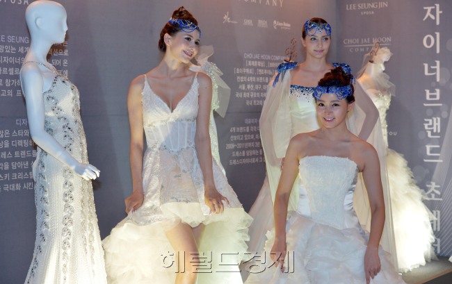 결혼정보회사 듀오에서 만든 듀오웨드는 15일 오전  서울 광진구 쉐라톤 그랜드 워커힐 호텔에서 제15회 듀오 웨딩페어를 열고 시스루, 비키니 드레스 등 이색 웨딩드레스를 선보여 눈길을 끌고 있다.<br />김명섭 기자 msiron@
결혼정보회사 듀오에서 만든 듀오웨드는 15일 오전  서울 광진구 쉐라톤 그랜드 워커힐 호텔에서 제15회 듀오 웨딩페어를 열고 시스루, 비키니 드레스 등 이색 웨딩드레스를 선보여 눈길을 끌고 있다.
김명섭 기자 msiron@