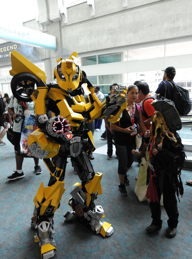 Lionel Lum, dressed as “Transformers” character Bumblebee, poses for photos on the third day of Comic-Con held at the San Diego Convention Center, San Diego, on Saturday.  (AP-Yonhap News)