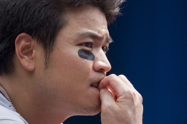 Cleveland Indians Choo Shin-soo watches from the dugout during the eighth inning of a baseball game in Toronto on Saturday.  (AP-Yonhap News)