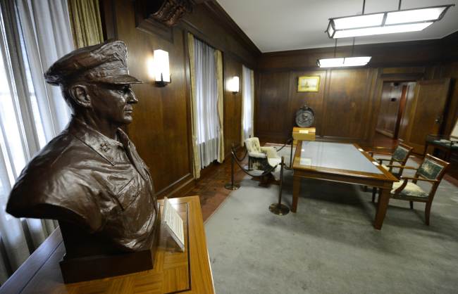 This picture taken on July 3 shows the office room used from September 1945 until April 1951 by U.S. General Douglas MacArthur, supreme commander for the Allied forces in Japan, at the headquarters of the Dai-Ichi Life Insurance Co. in Tokyo.     AFP-Yonhap News
