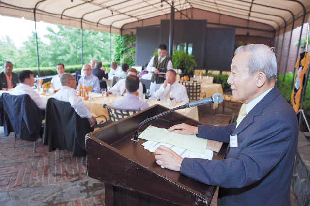 The Dean of the Corps of Honorary Consuls in Korea, Cho Haehyeong
(right), welcomes follow honorary consuls in Korea and
their counterparts during a lunch workshop in Seoul on
Wednesday. (The Ministry Foreign Affairs and Trade)