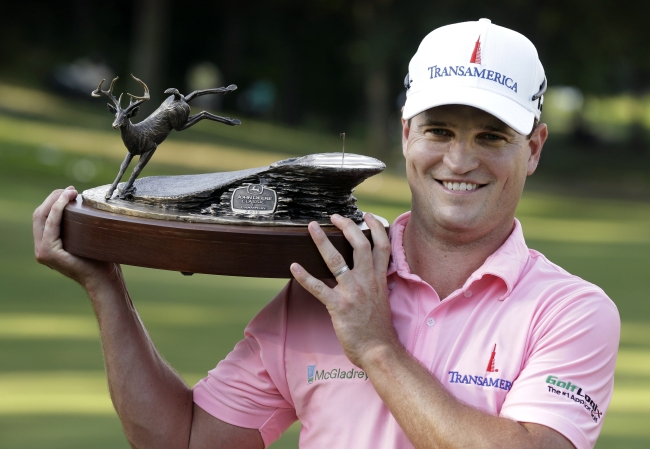 Zach Johnson poses with the winner’s trophy on Sunday.  (AP-Yonhap News)
