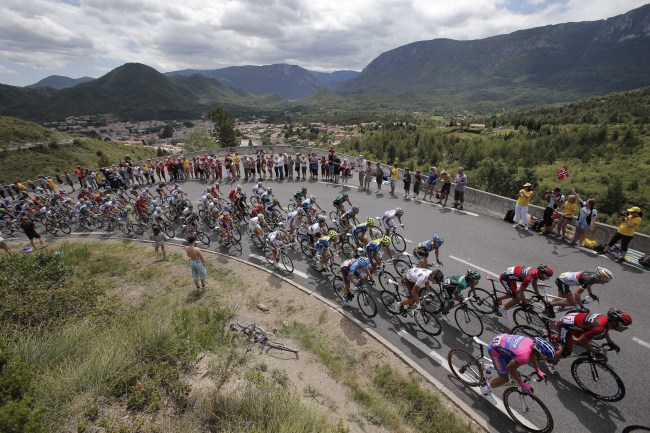 The pack rides during the 14th stage of the Tour de France on Sunday.  (AP-Yonhap News)