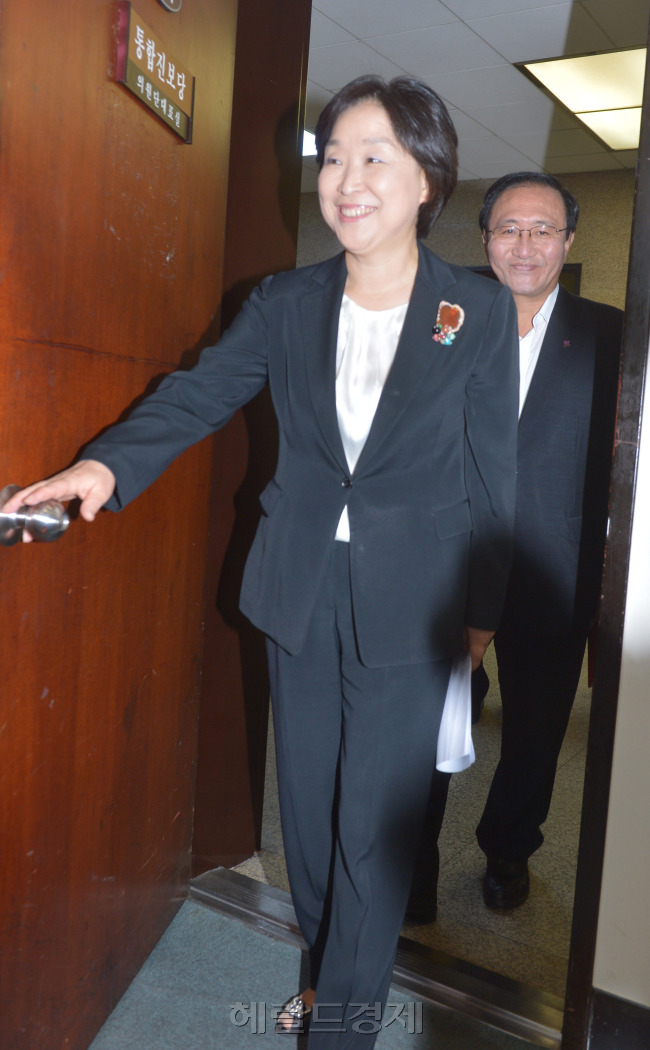 통합진보당 심상정 원내대표가 구당권파가 불참한채 취임후 첫 의원총회를 주재하고 있다.  박현구 기자phko@heraldm.com 2012.07.16
통합진보당 심상정 원내대표가 구당권파가 불참한채 취임후 첫 의원총회를 주재하고 있다.  박현구 기자phko@heraldm.com 2012.07.16
통합진보당 심상정 원내대표가 구당권파가 불참한채 취임후 첫 의원총회를 주재하기 위해 문을 열고 들어서고 있다.   박현구 기자/phko@heraldm.com