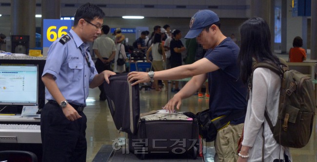 16일 인천공항 입국 검색대에서 인천공항 세관 직원이 여행자 휴대품 검색을 하고 있다. 여름 휴가철을 맞아 해외여행객이 급증함에 따라 16일부터 8월말까지 특별단속기간을 정해 고가품 밀반입을 막기위해 검색이 강화됐다.<br />김명섭 기자 msiron@
16일 인천공항 입국 검색대에서 인천공항 세관 직원이 여행자 휴대품 검색을 하고 있다. 여름 휴가철을 맞아 해외여행객이 급증함에 따라 16일부터 8월말까지 특별단속기간을 정해 고가품 밀반입을 막기위해 검색이 강화됐다.
김명섭 기자 msiron@