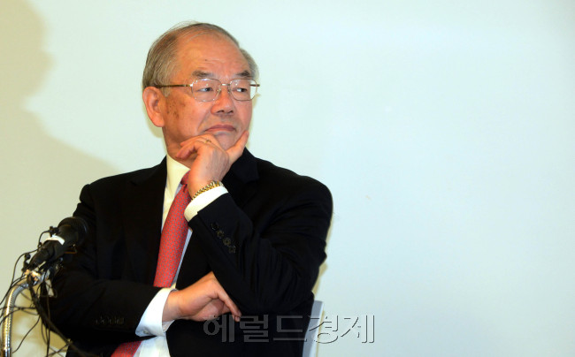 16일 서남표 카이스트총장이 학내외의 거듭되는 사퇴요구를 일축하고 이사회의 결의를 통하여 거취를 결정하겠다는 사퇴압력  정면돌파압력을 밝히는 기자회견을 갖고 있다.<br />정희조 기자/checho@heraldm.com 120716